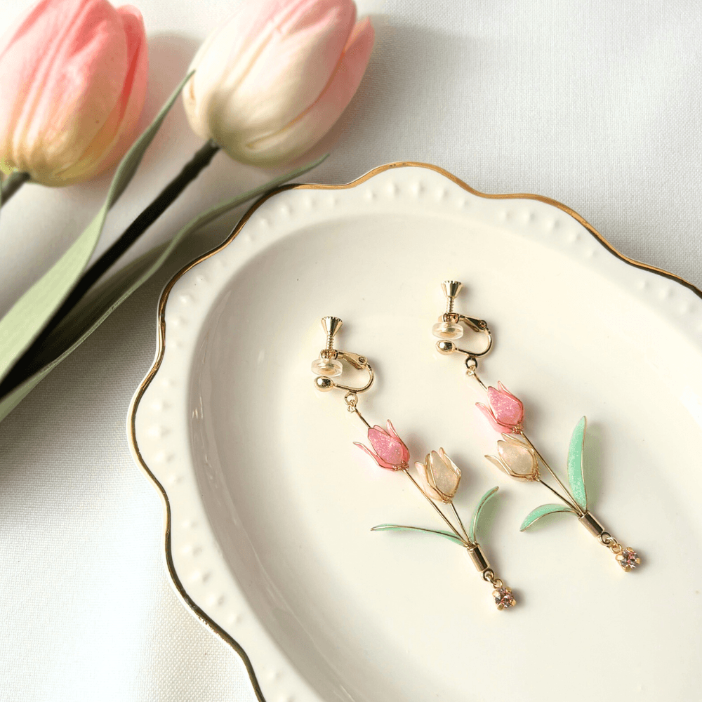 【チューリップ】イヤリング ピンクと白 揺れる ニッケルフリー 金属アレルギー対応 受注生産 春の新作